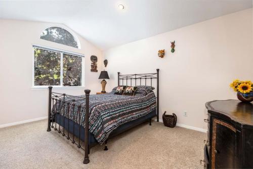 un dormitorio con una cama y una ventana en Wasatch Oaks Retreat, en Cottonwood Heights
