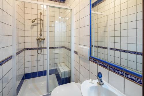 un bagno con doccia, lavandino e vasca di 32 Terracos de Benagil - Casa Manique a Benagil