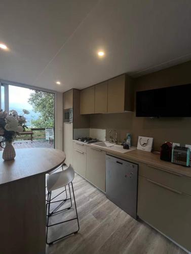 Photo de la galerie de l'établissement Bungalow with sea view and 80 m2 terrace, à Gassin