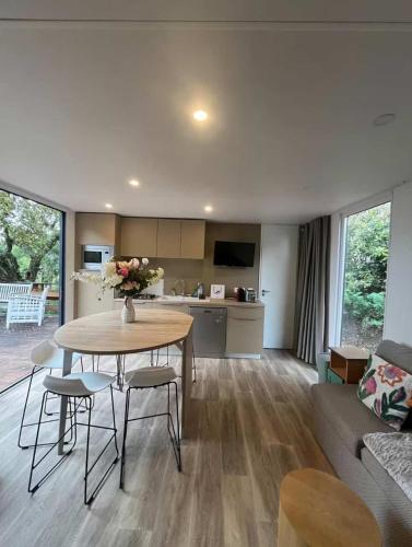 Photo de la galerie de l'établissement Bungalow with sea view and 80 m2 terrace, à Gassin