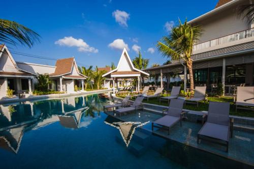 สระว่ายน้ำที่อยู่ใกล้ ๆ หรือใน Lalynn Resort & Villas, Phuket