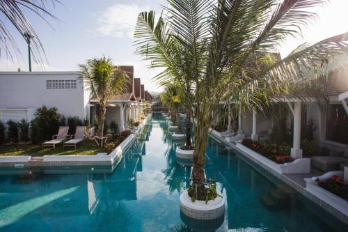 สระว่ายน้ำที่อยู่ใกล้ ๆ หรือใน Lalynn Resort & Villas, Phuket