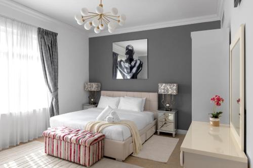 Spacious 2BR with Pool & Private Beach Access tesisinde bir odada yatak veya yataklar