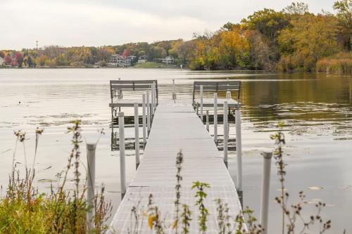 Gambar di galeri bagi Monthly and Seasonal Secluded 4 Bedroom 4 Bath Lakehouse Retreat with Boat Pier di Antioch