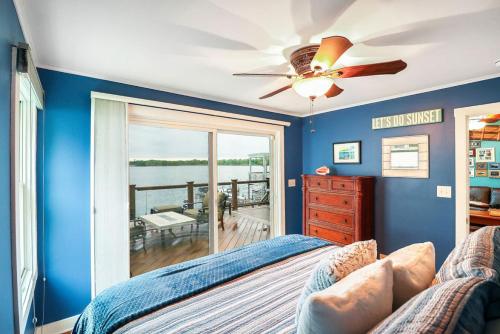 una camera da letto con un letto e un ventilatore a soffitto di Captains Quarters Lake Life Dream Home 2bed 2bath a Fox Lake