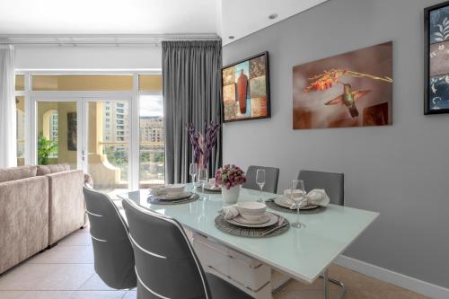 Spacious 2BR with Pool & Private Beach Access tesisinde bir oturma alanı