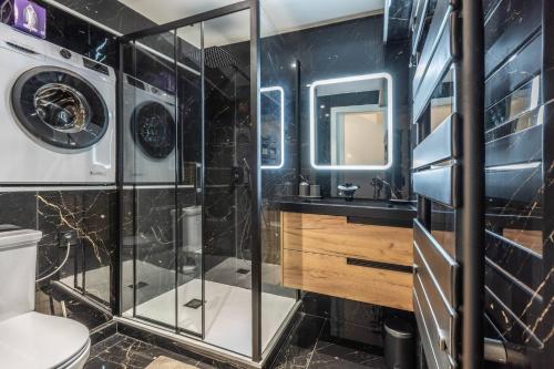 une salle de bain avec une douche, des toilettes et un lavabo dans l'établissement Casa feracci, à Villefranche-sur-Mer