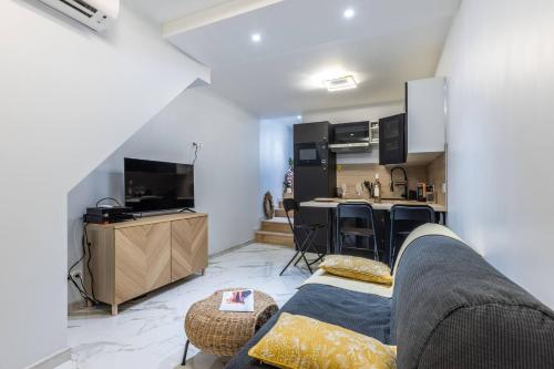 un salon avec un canapé et une cuisine dans l'établissement Casa feracci, à Villefranche-sur-Mer