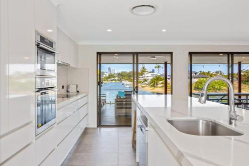 Gambar di galeri bagi Water View Family Getaway - WiFi, Pool, BBQ di Gold Coast