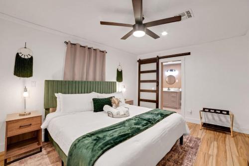 ラスベガスにあるHenderson Luxe Retreatのベッドルーム1室(大型ベッド1台、シーリングファン付)