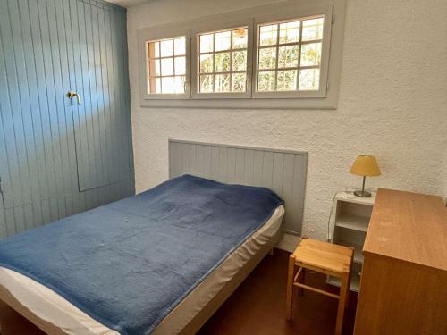 une chambre avec un lit, une table et une fenêtre dans l'établissement Appartement 3 pièces 6 couchages ARGELES SUR MER AR710-019, à Argelès-sur-Mer