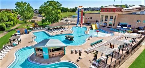 ein Bild eines Pools in einem Resort in der Unterkunft The Barefoot Lodge at Bridges Bay Resort in Arnolds Park
