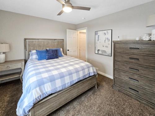 ein Schlafzimmer mit einem Bett und einer Kommode in der Unterkunft The Barefoot Lodge at Bridges Bay Resort in Arnolds Park