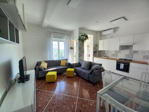 a living room with a couch and a tv in it at Sunny Apt 20 min St Peter by train in Rome