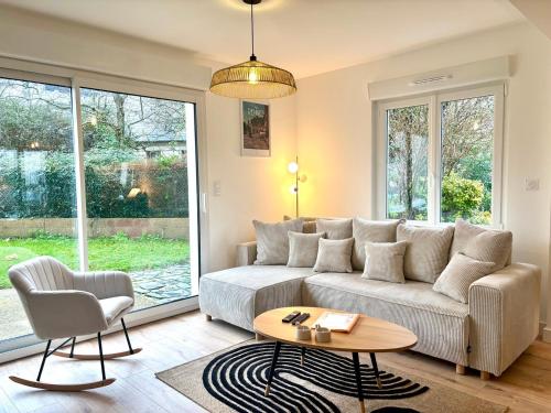 un salon avec un canapé et une table dans l'établissement Le Jouon - Magnifique Maison de Ville avec Jardin, à Rennes