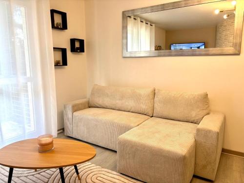 una sala de estar con un sofá y una mesa en LE DONZELOT, en Rennes