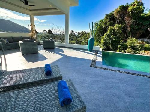 Bazén v ubytování Villa CHARLOTTE - SEAVIEW -4 Bedrooms nebo v jeho okolí