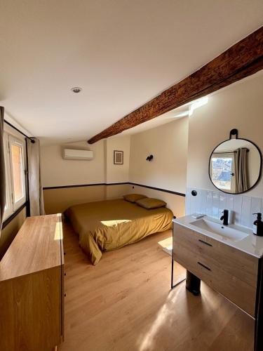 une chambre avec un lit et un lavabo dans l'établissement Magnifique appartement 2 chambres Aix & Cours Mirabeau, à Aix-en-Provence