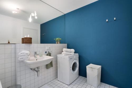 Ένα μπάνιο στο Modernes Apartment Ammersee