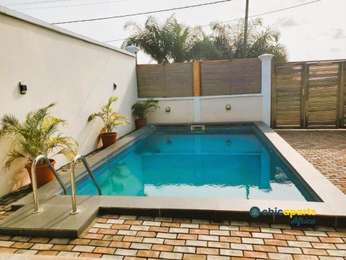 Piscina a Chic house with pool o a prop