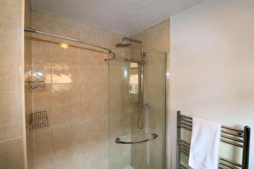 Koupelna v ubytování Binfield - Spacious Luxurious Four Bedroom House