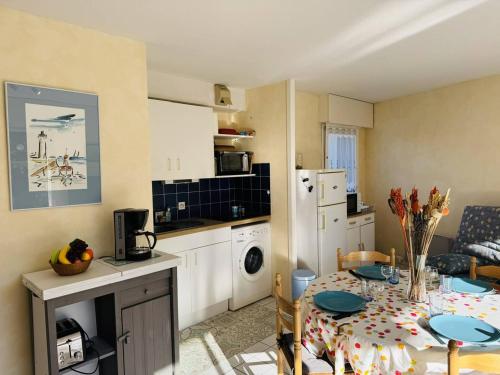 Photo de la galerie de l'établissement Agréable 2 pièces, piscine, parking, proche plage, à Quiberon