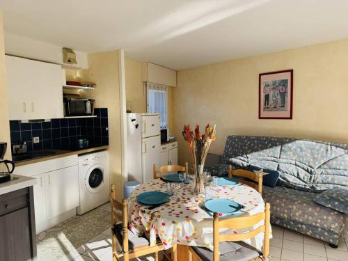 Photo de la galerie de l'établissement Agréable 2 pièces, piscine, parking, proche plage, à Quiberon