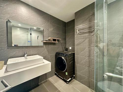 a bathroom with a sink and a shower at Meridian apartment service at Marina Long beach Phu Quoc in Phú Quốc