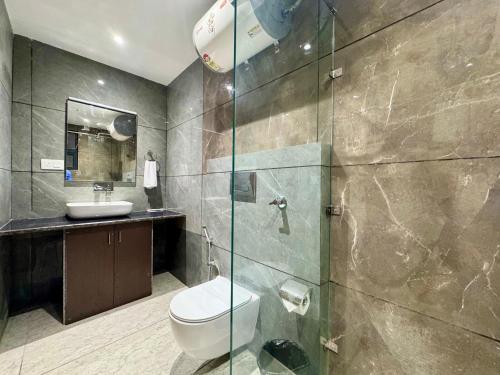 Ένα μπάνιο στο 9BHK Studio Appartment With Pool by KASAULI VISTA