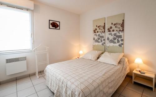 une chambre avec un lit et une fenêtre dans l'établissement Maison de vacances Navarrosse, à Biscarrosse