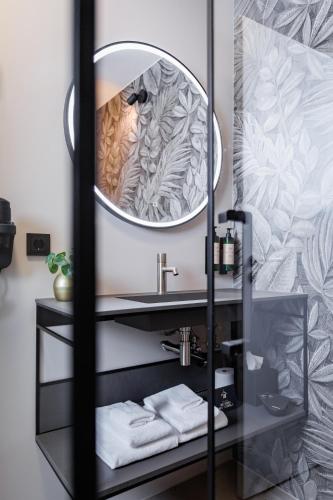 a bathroom with a sink and a mirror at Auberge Du Bonheur in Tilburg