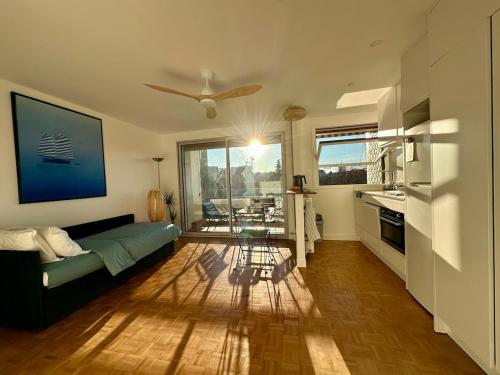 Mobility lease- Sunny studio with large balcony, park view at Paris 15