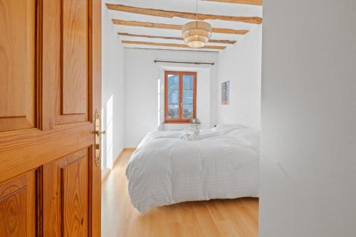 Ένα ή περισσότερα κρεβάτια σε δωμάτιο στο Appartement élégant dans le Château des Vidomnes