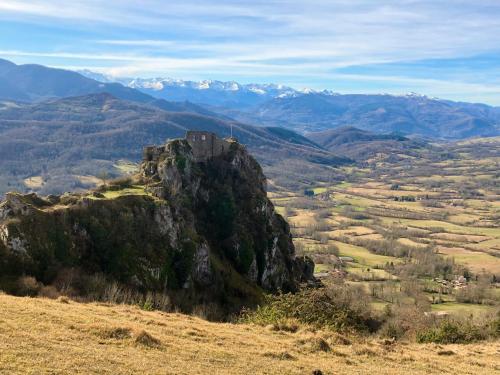 a castle on the top of a mountain at Malepère in La Bastide-de-Bousignac