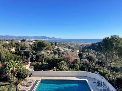 - une piscine dans une villa avec vue dans l'établissement Villa Paloma - Great location - Sea View - Alps, à Antibes