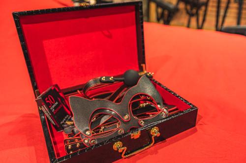 une boîte rouge avec une paire de ciseaux à l'intérieur dans l'établissement Amsterdam, à Reims