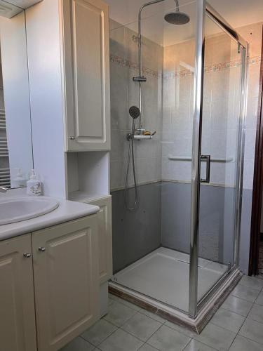 une salle de bain avec douche et lavabo dans l'établissement Charmant haut de Villa, à Volx