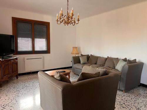 VolxにあるCharmant haut de Villaのソファとテレビのあるリビングルーム