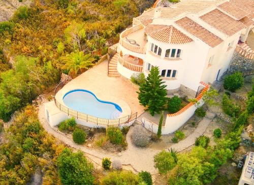 una vista aérea de una casa con piscina en Mimosa Ferienhaus, en Cumbre del Sol