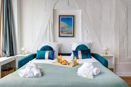 - une chambre avec 2 lits en bleu et blanc dans l'établissement Bluestay 303 - Superb apartment in Paris, à Paris