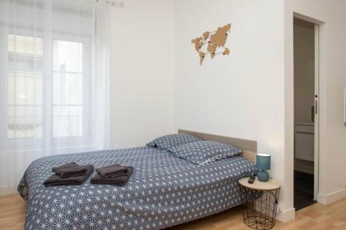 une chambre avec un lit avec deux serviettes dessus dans l'établissement Huka Studio - Centre Ville Poitiers, à Poitiers