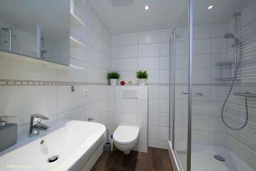 une salle de bain avec toilettes, lavabo et douche dans l'établissement Alpakahof Blomberg, à Meinerzhagen