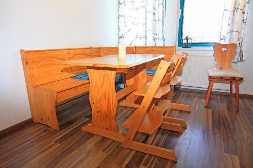 Gambar di galeri bagi Blauer Bungalow am See mit Boot di Klein Labenz