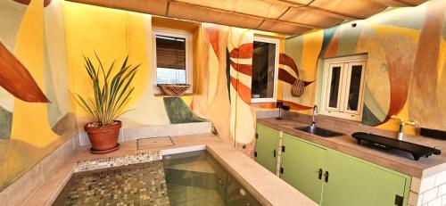 una cocina con piscina en medio de una casa en Paradise Island House, en Ronda