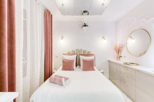 a white bedroom with a bed and a mirror at Suite Hammam Love Luxe paisible in Les Pavillons-sous-Bois