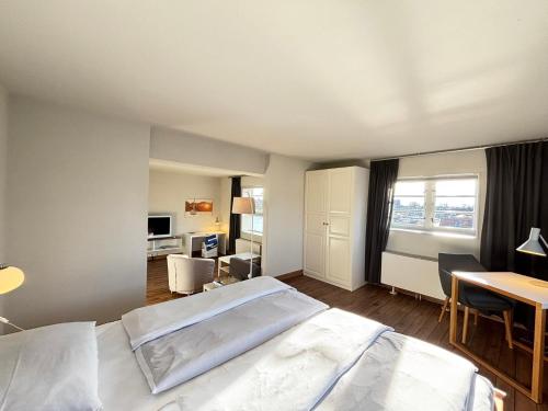 een hotelkamer met een groot bed en een bureau bij Pier 11 im Pierspeicher in Kappeln