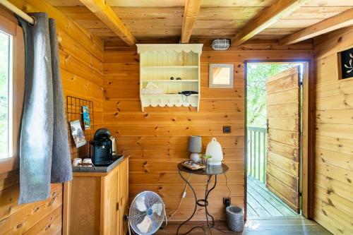 une cabane en rondins avec une petite table dans une pièce dans l'établissement Cabane Perchée avec Jacuzzi, au Coeur du Luberon, à Oppède