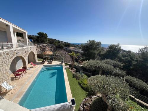 une piscine avec vue sur l'océan dans l'établissement Villa Margaux Prestige, à Sète