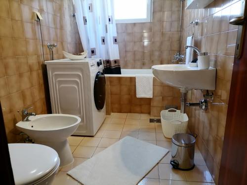 Ένα μπάνιο στο Apartment Casa sul Mare