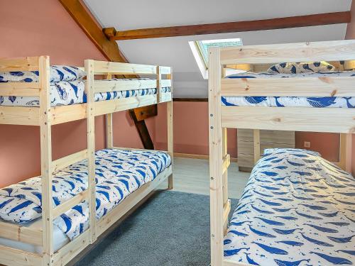 Cette chambre dispose de lits superposés avec 2 lits superposés et un matelas. dans l'établissement Grand Jardin Maison Spacieuse Idéale pour Famille, à Larche